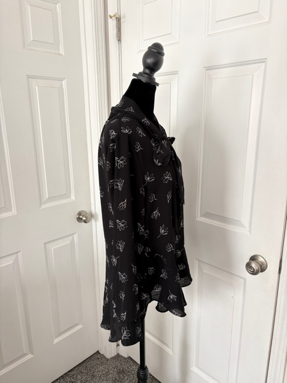 Vince Camuto Black Floral Tie-Neck Ruffle Hem Blouse - Picture 5 of 10